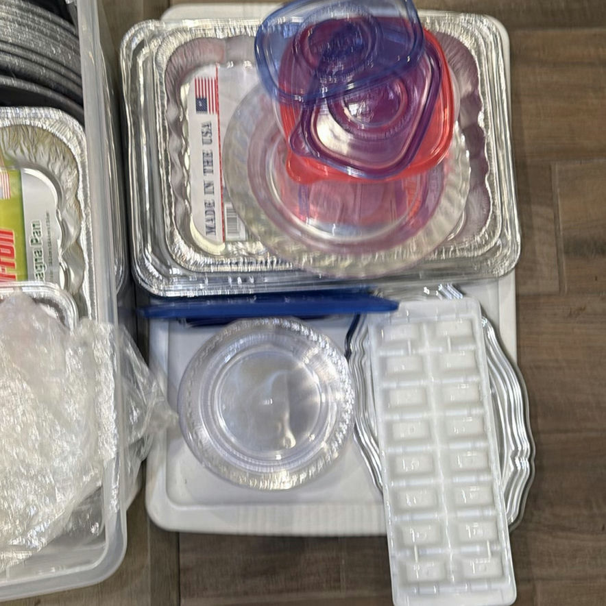 Assorted Aluminum Foil Pans and Plastic Food Storage Containers - image 3 of 5