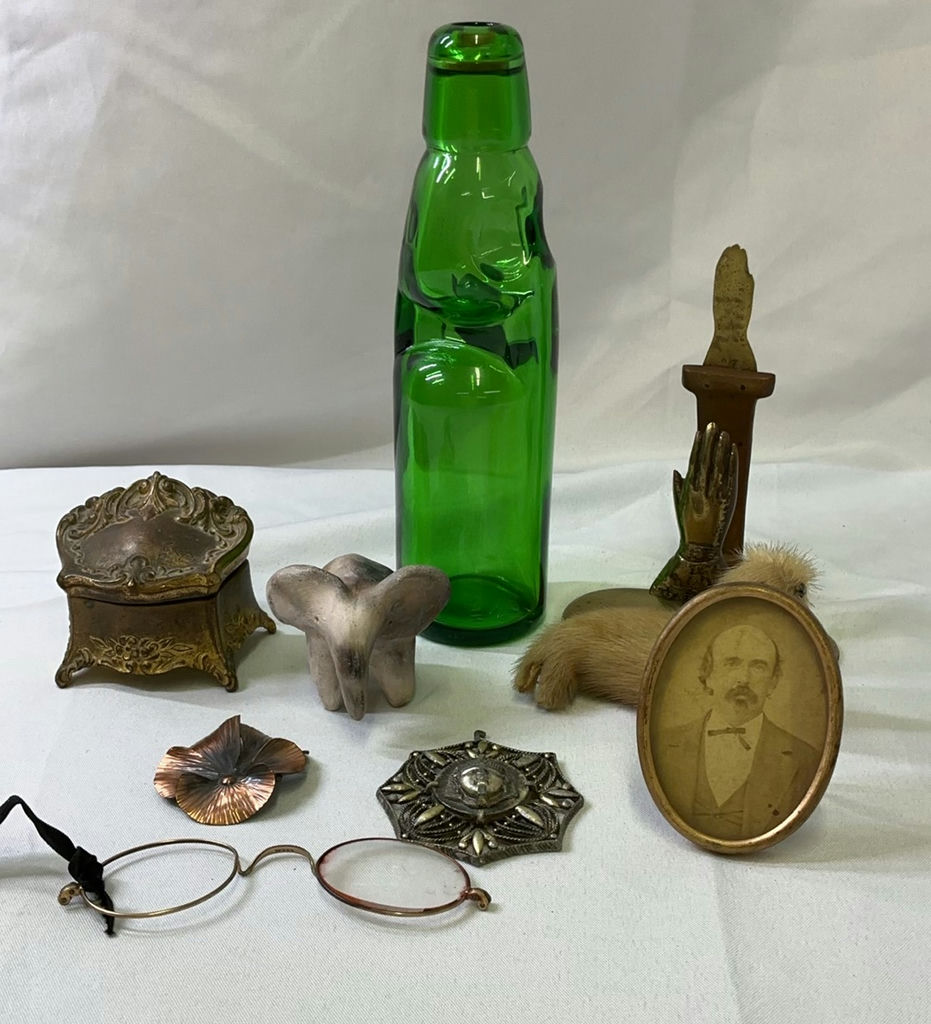 Assorted Vintage Decorative and Collectible Items - image 1 of 7