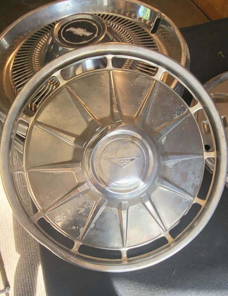 Lot of 7 Vintage Hub Caps - image 4 of 6