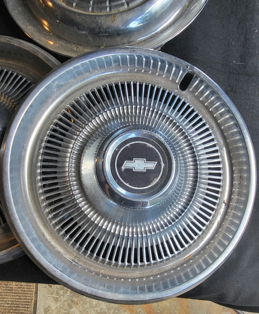 Lot of 7 Vintage Hub Caps - image 2 of 6