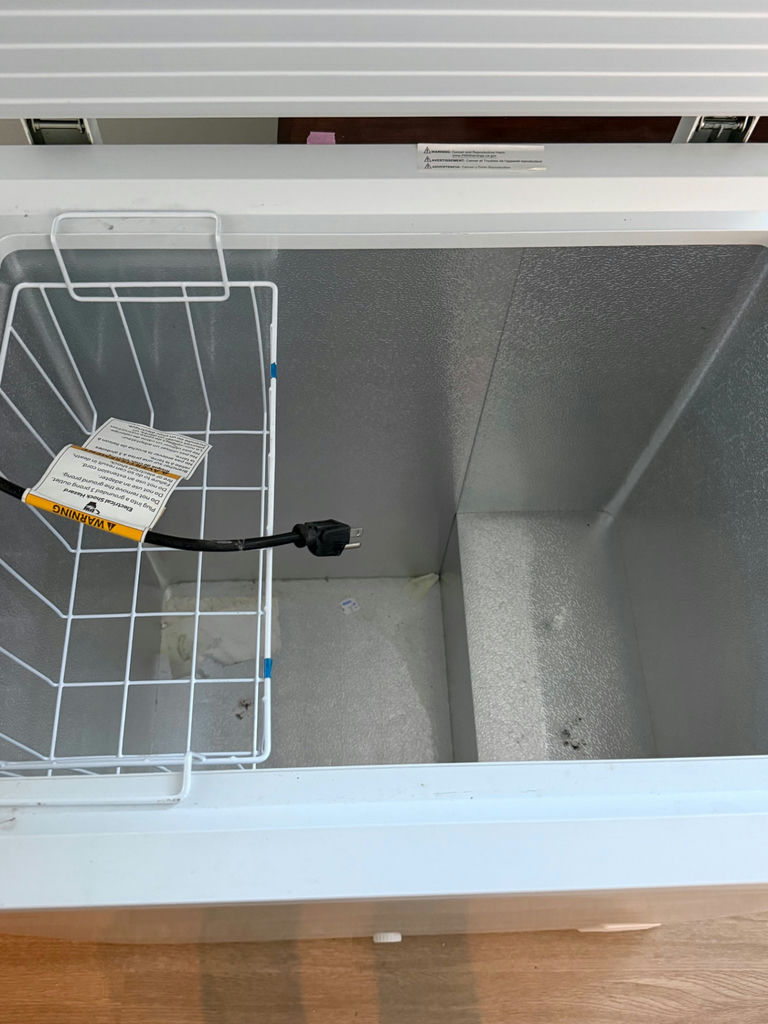 White Hotpoint chest freezer - image 2 of 3