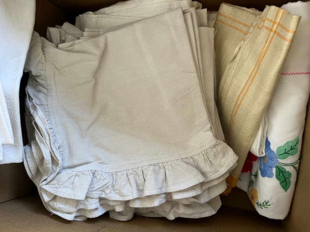 Assorted linens and textile pieces - image 2 of 2