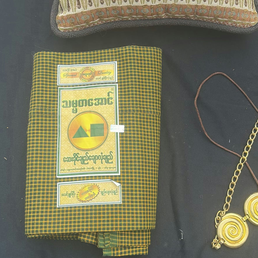 Assorted Vintage Jewelry and Travel Accessories - image 2 of 10
