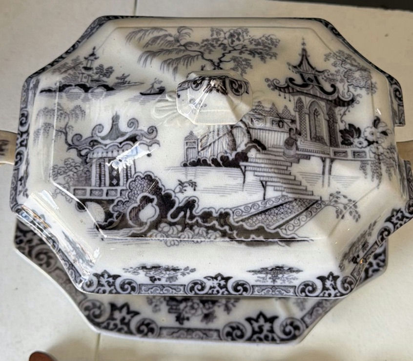 Blue and white transferware lidded tureen with matching octagonal underplate - image 2 of 7
