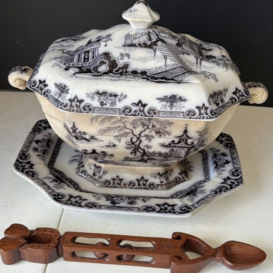 Blue and white transferware lidded tureen with matching octagonal underplate - image 4 of 7