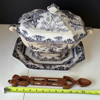Blue and white transferware lidded tureen with matching octagonal underplate - Image 1 of 7