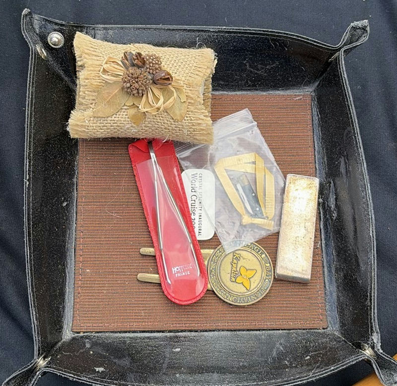 Assorted Vintage Jewelry and Travel Accessories - image 8 of 10