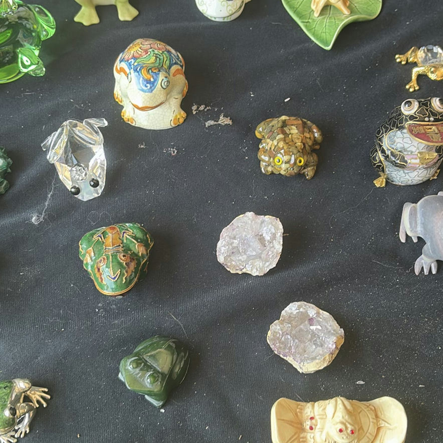 Frog Figurines and Crystal Specimens Collection - image 8 of 11