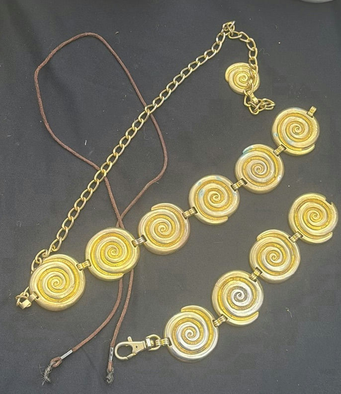 Assorted Vintage Jewelry and Travel Accessories - image 4 of 10