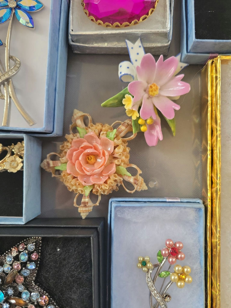 Assorted decorative jewelry brooches and pins - image 15 of 22