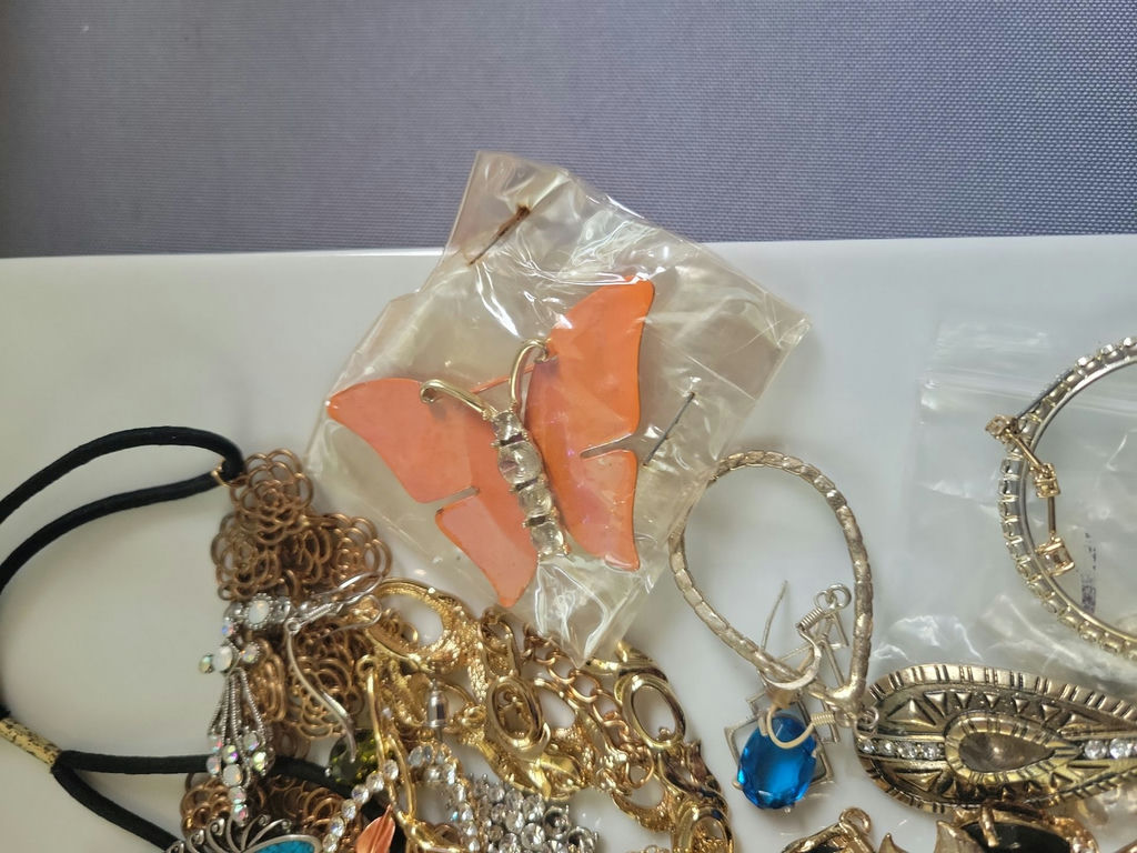 Mixed Costume Jewelry Lot - image 7 of 15