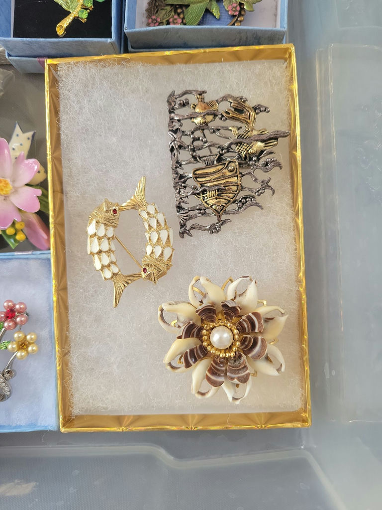 Assorted decorative jewelry brooches and pins - image 14 of 22