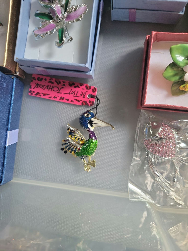 Assorted Brooches and Pins in Boxes - image 12 of 21