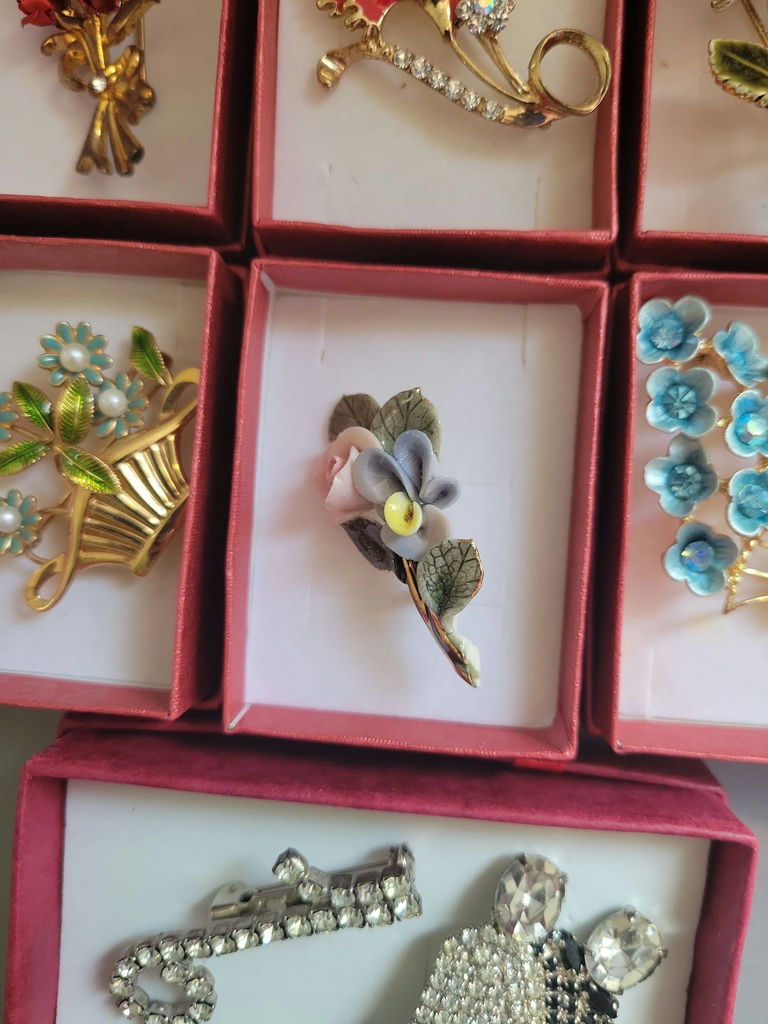 Assorted decorative brooch pins in display boxes - image 15 of 20