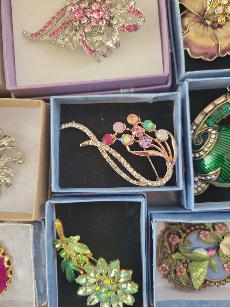 Assorted decorative jewelry brooches and pins - image 8 of 22