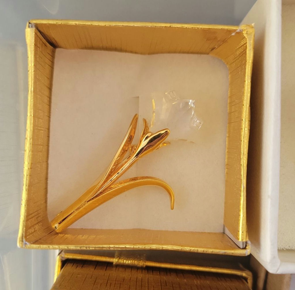 Assorted decorative jewelry brooches and pins - image 2 of 22