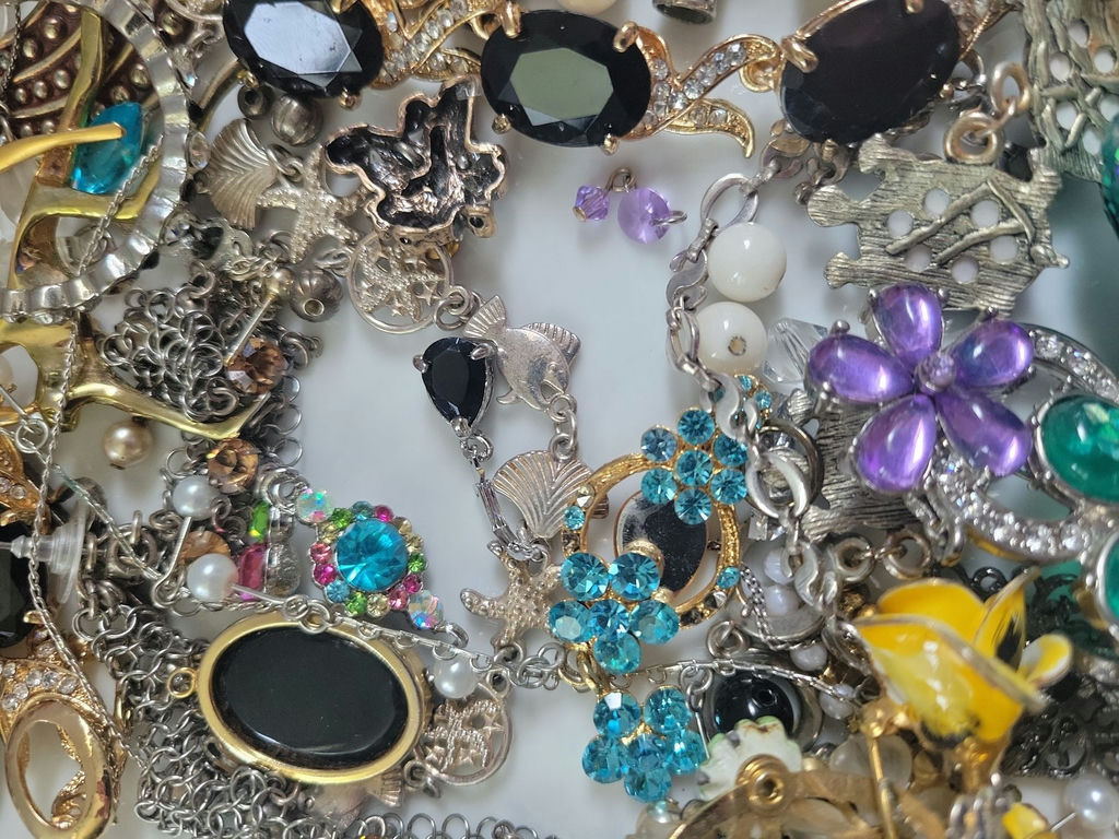 Mixed Costume Jewelry Lot - image 14 of 15