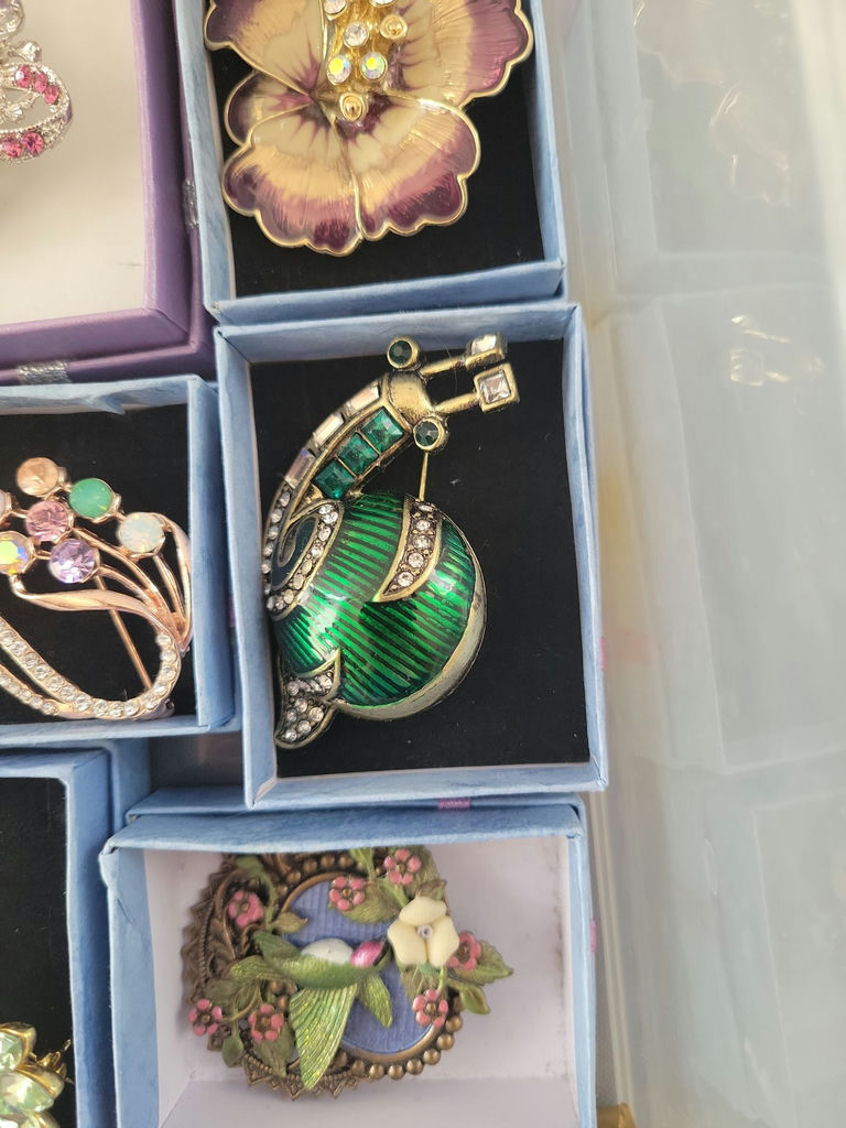 Assorted decorative jewelry brooches and pins - image 9 of 22