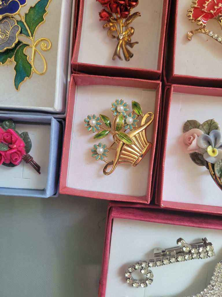 Assorted decorative brooch pins in display boxes - image 16 of 20