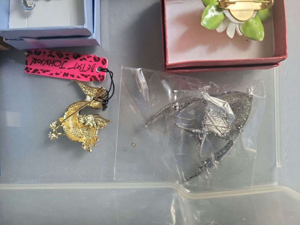 Assorted Brooches and Pins in Boxes - image 18 of 21