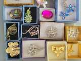 Assorted decorative jewelry brooches and pins - thumbnail 20 of 22