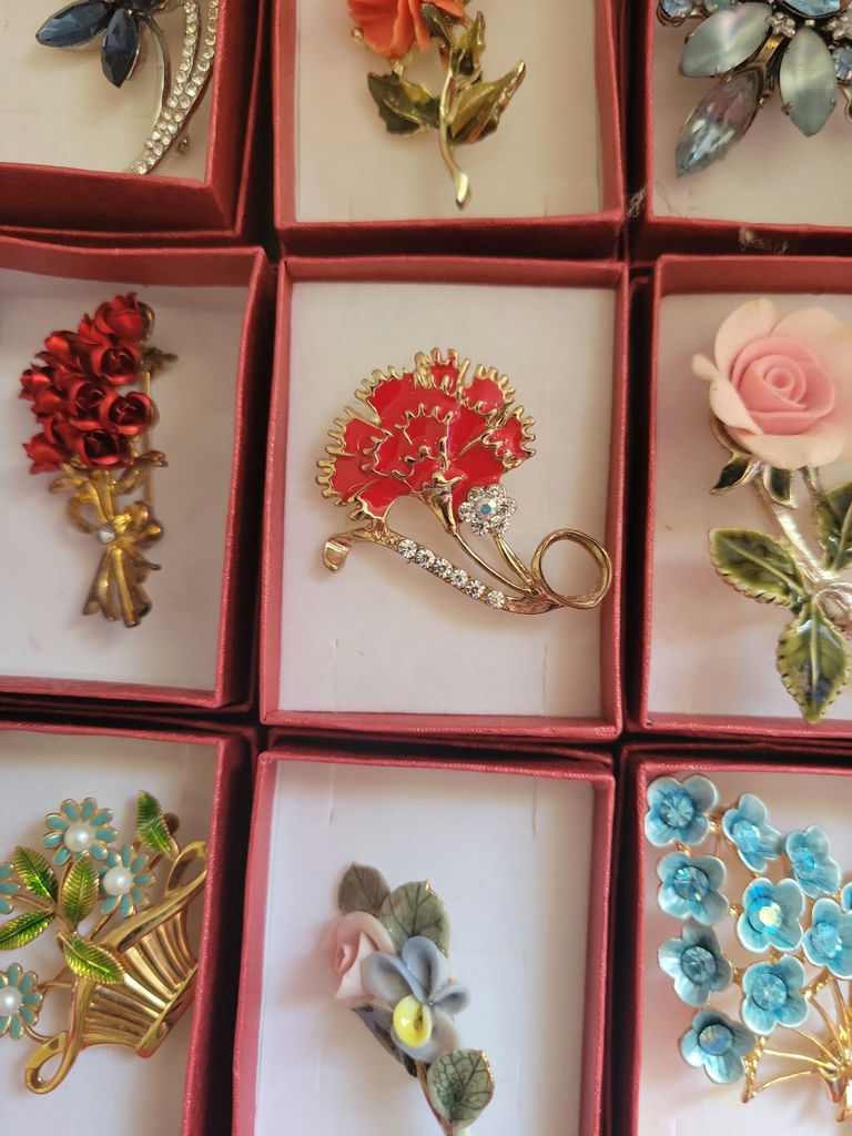 Assorted decorative brooch pins in display boxes - image 10 of 20