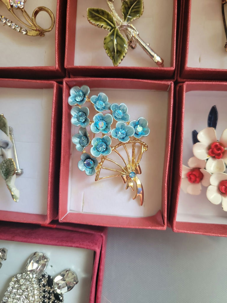 Assorted decorative brooch pins in display boxes - image 14 of 20