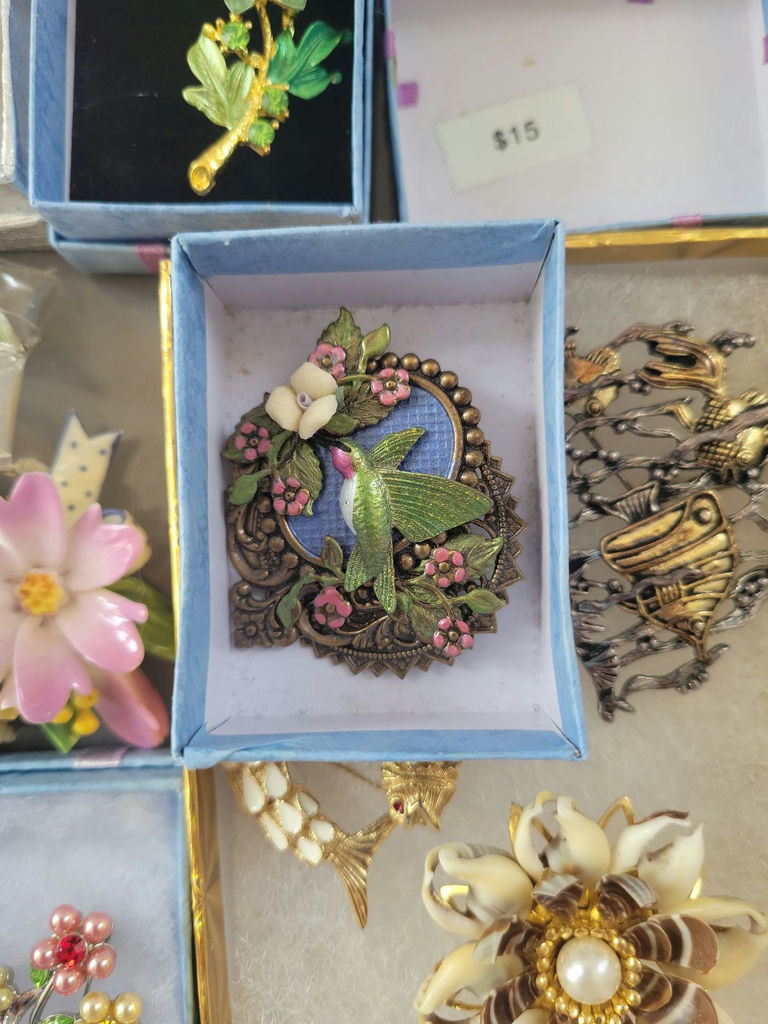 Assorted decorative jewelry brooches and pins - image 13 of 22