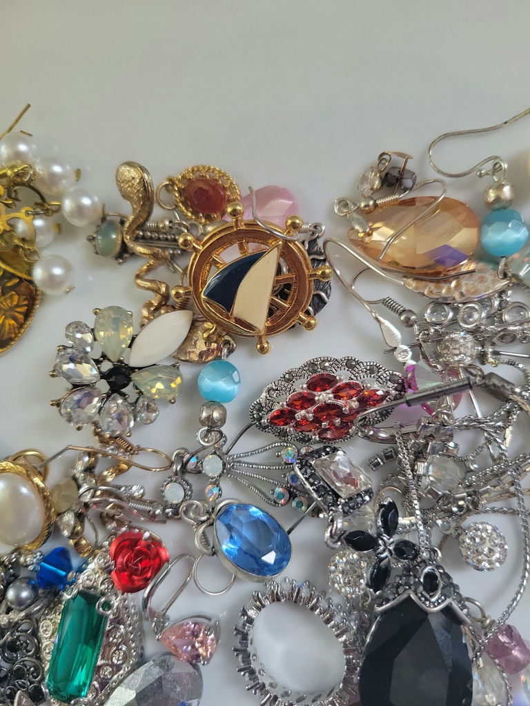 Mixed Costume Jewelry Lot - image 11 of 19