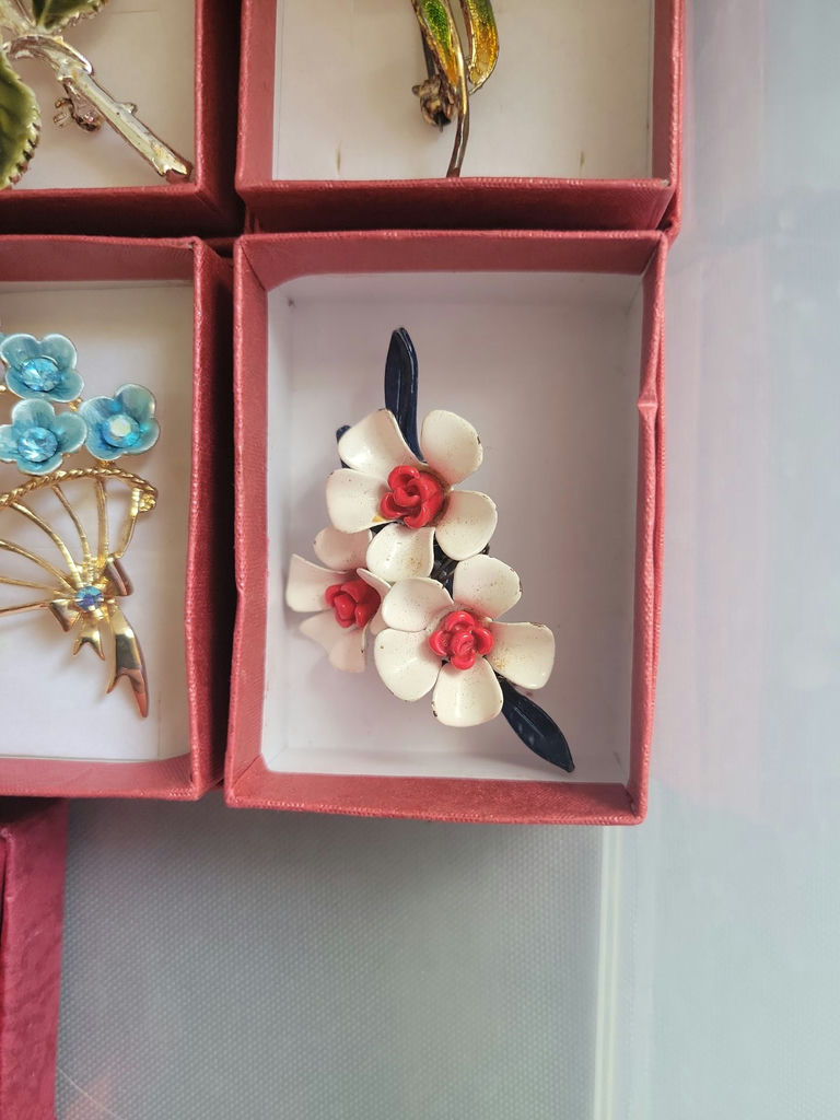 Assorted decorative brooch pins in display boxes - image 13 of 20