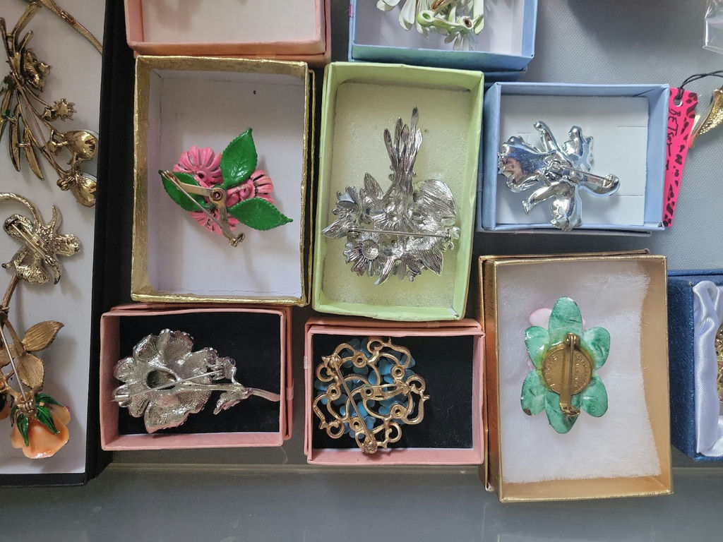 Assorted Brooches and Pins in Boxes - image 16 of 21