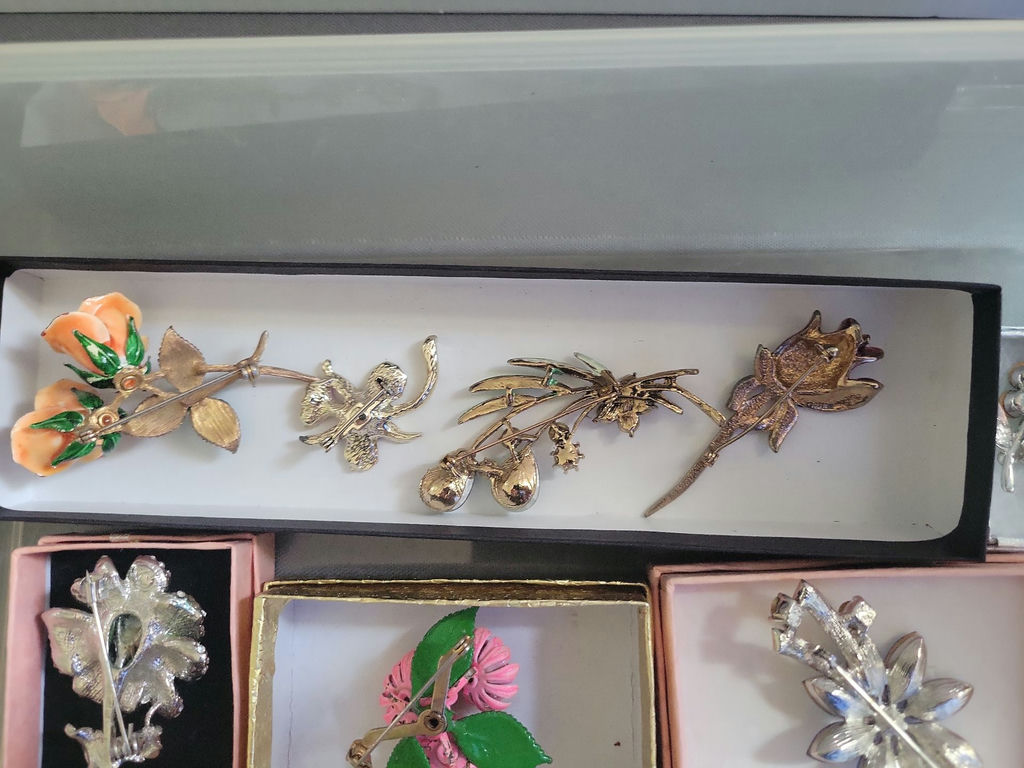 Assorted Brooches and Pins in Boxes - image 14 of 21