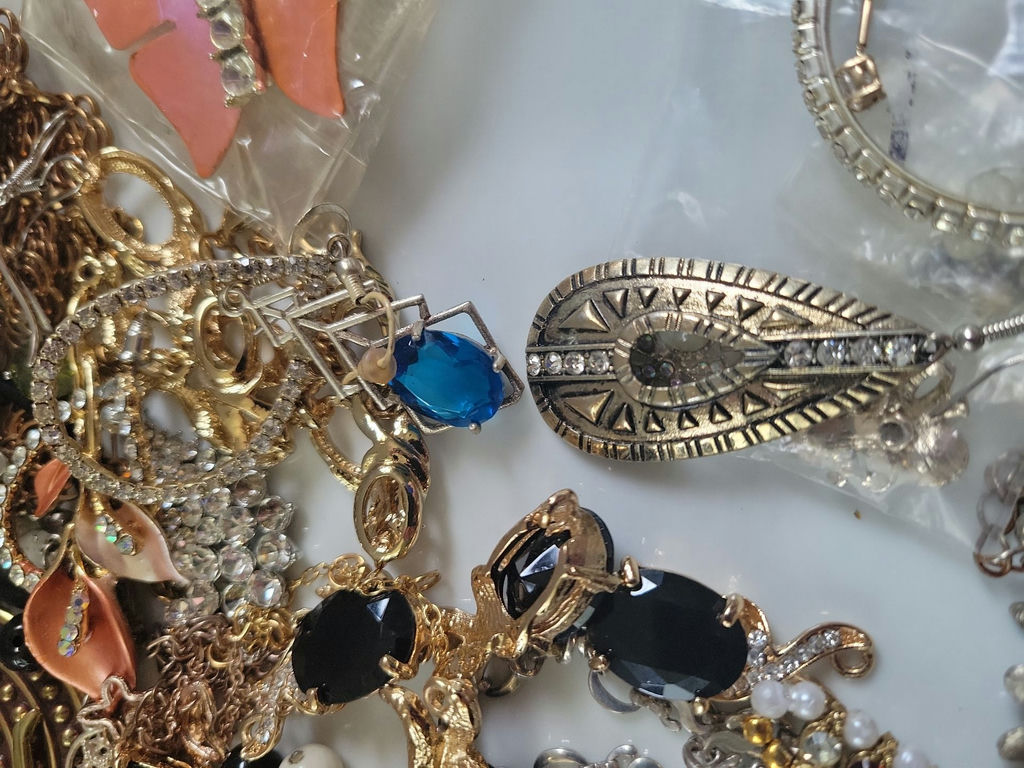 Mixed Costume Jewelry Lot - image 8 of 15