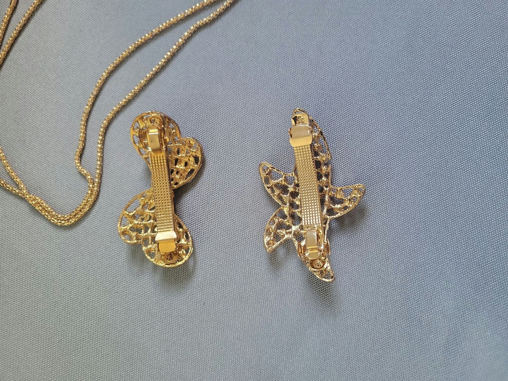 Betsy Johnson gold-tone rhinestone seahorse and two hair clips - image 5 of 6