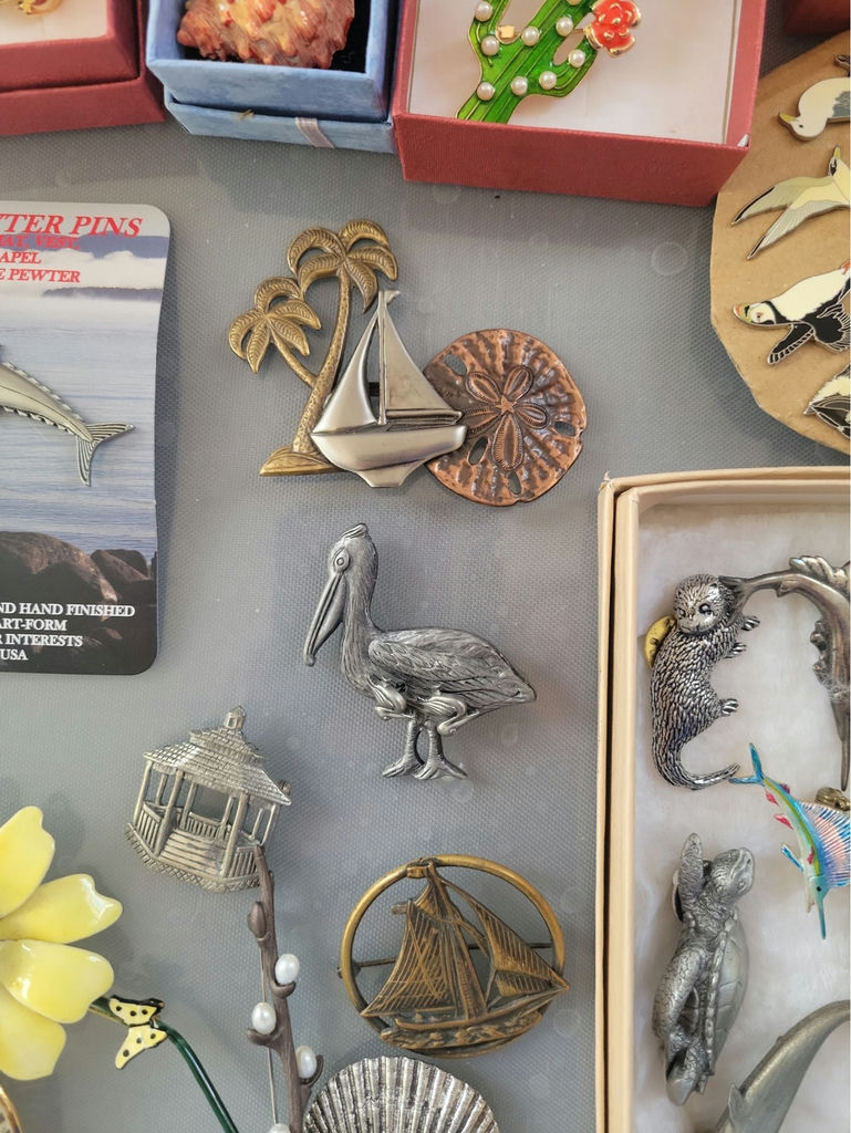 Assorted pins and brooches - image 13 of 21