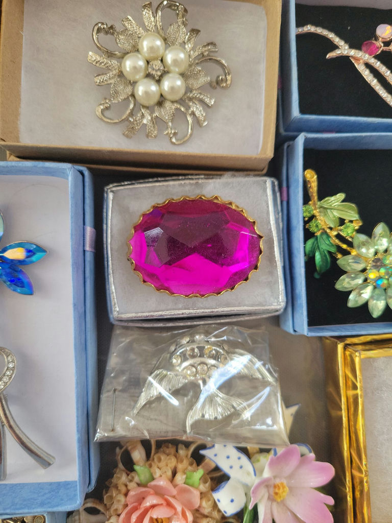 Assorted decorative jewelry brooches and pins - image 11 of 22
