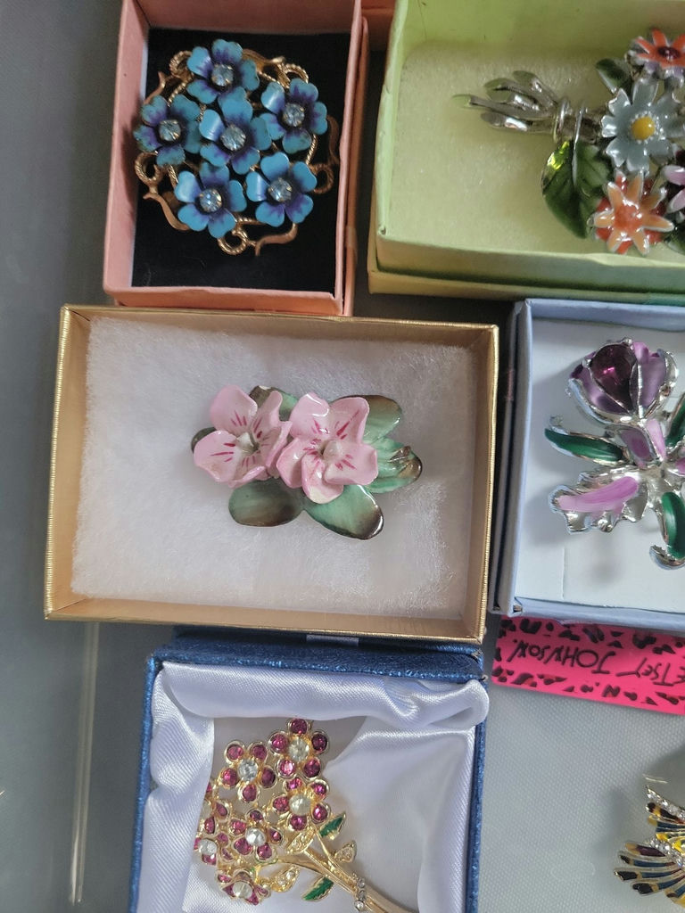 Assorted Brooches and Pins in Boxes - image 9 of 21