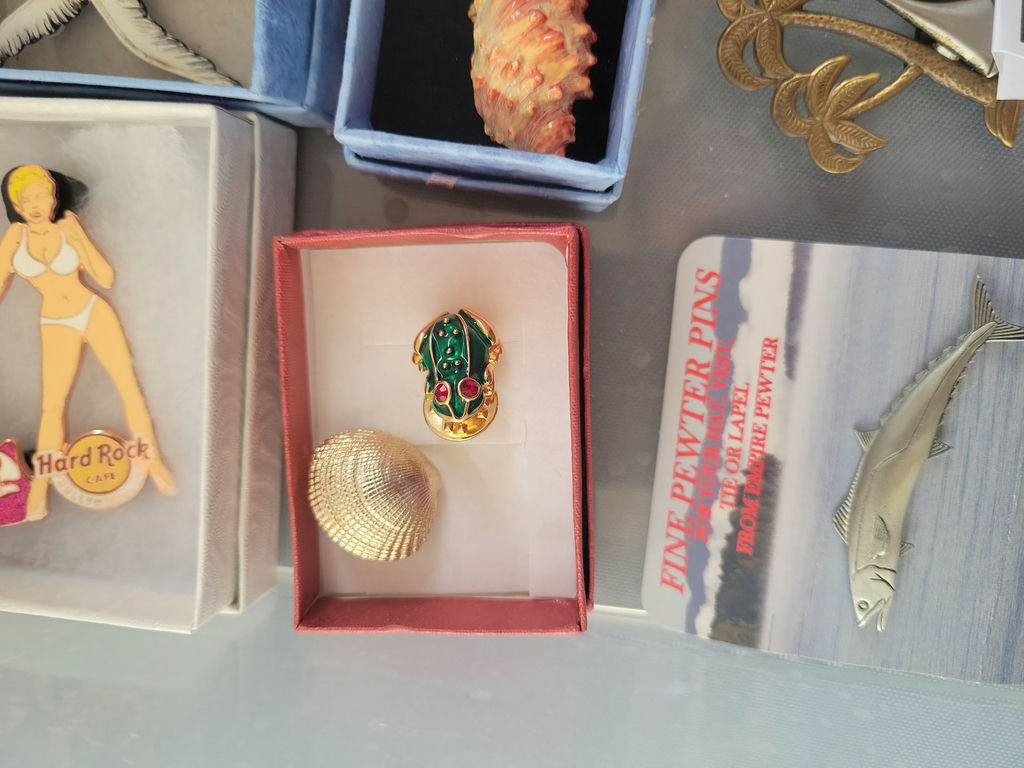 Assorted pins and brooches - image 11 of 21