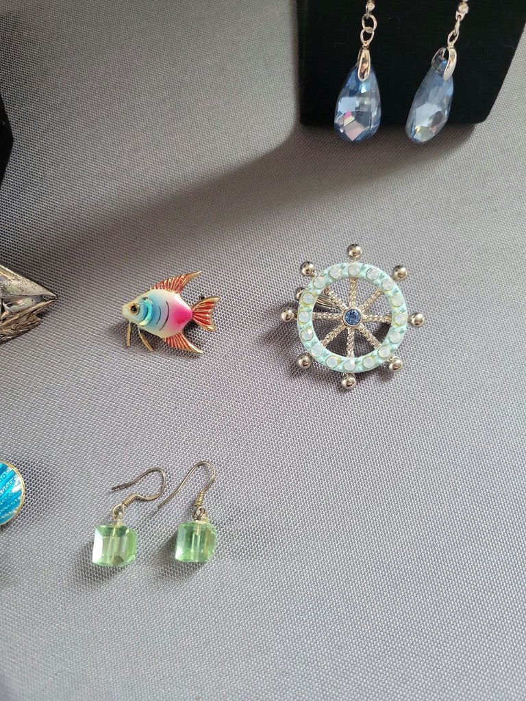 Assorted sea-themed jewelry collection - image 8 of 20