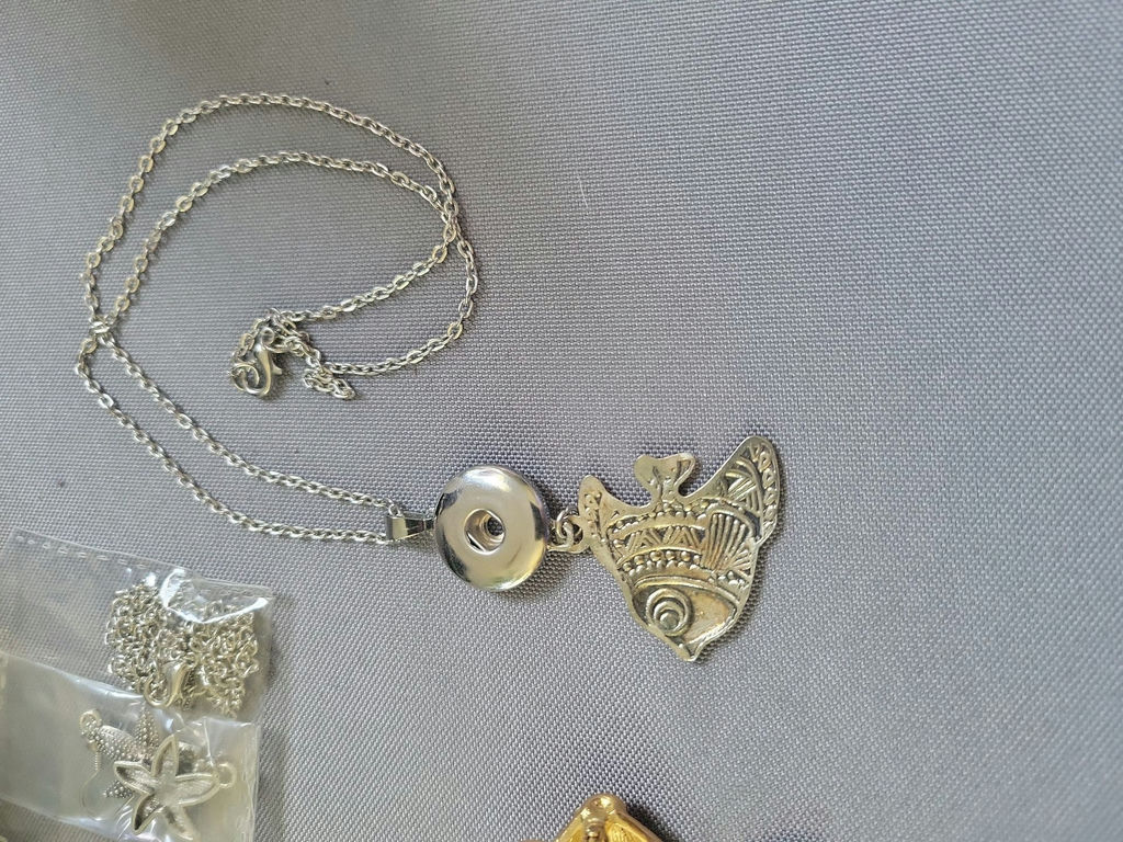 Assorted Jewelry Collection: necklaces, bracelets, earrings, and pendants - image 8 of 14