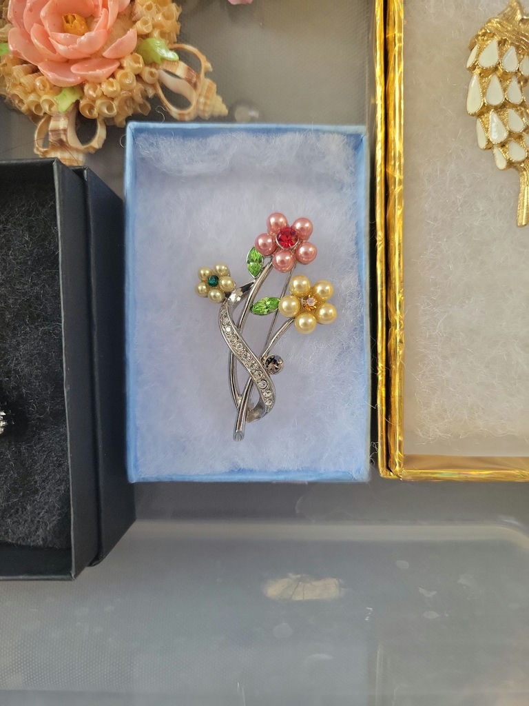 Assorted decorative jewelry brooches and pins - image 16 of 22