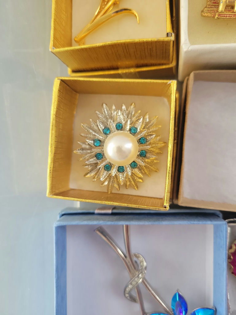 Assorted decorative jewelry brooches and pins - image 6 of 22