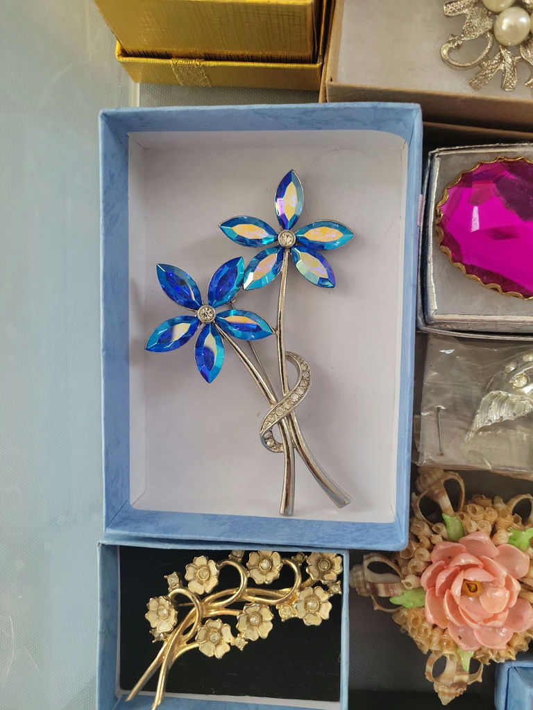 Assorted decorative jewelry brooches and pins - image 10 of 22