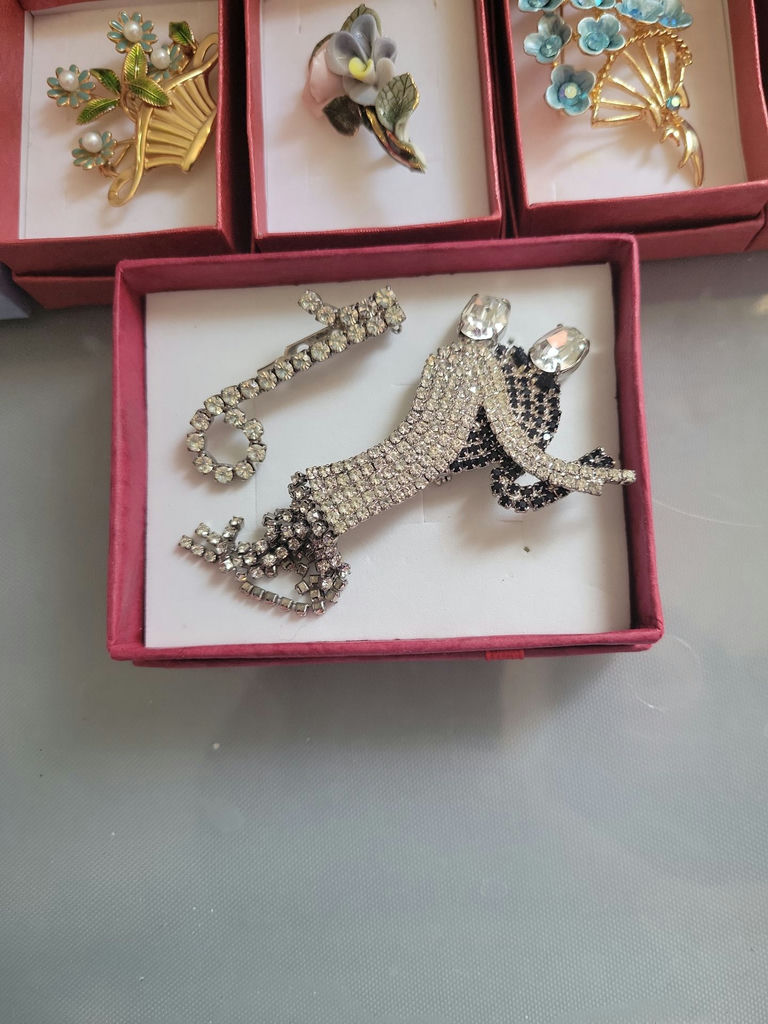 Assorted decorative brooch pins in display boxes - image 18 of 20