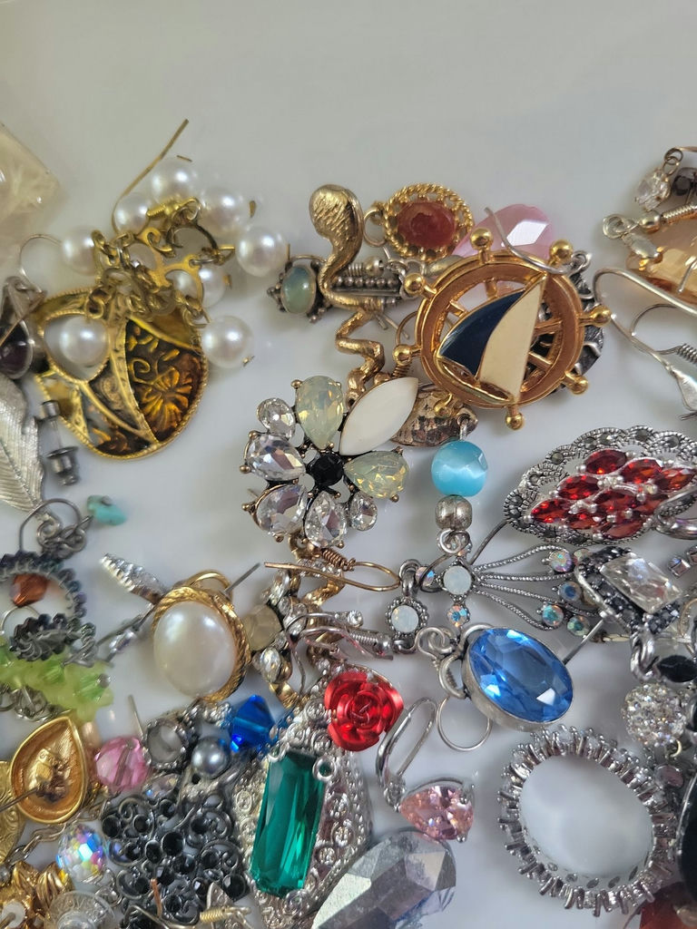 Mixed Costume Jewelry Lot - image 10 of 19