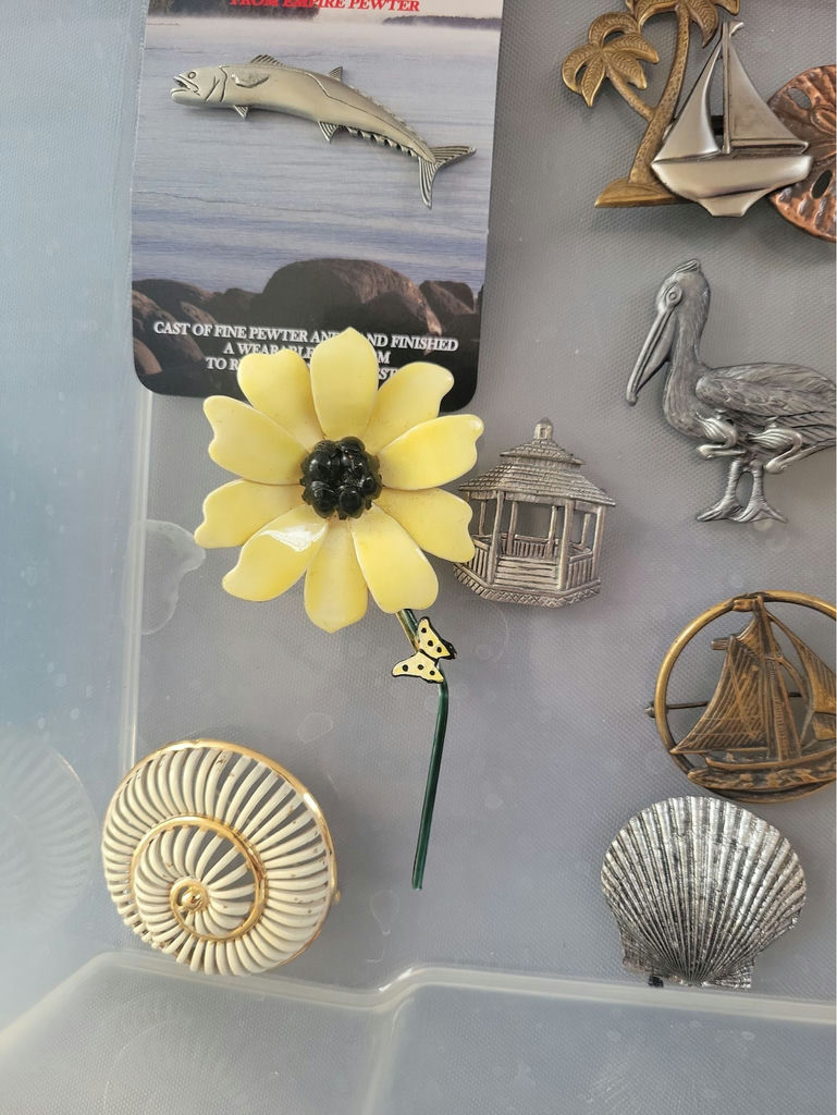 Assorted pins and brooches - image 14 of 21