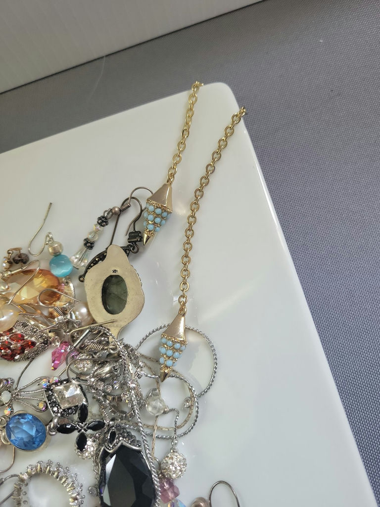 Mixed Costume Jewelry Lot - image 2 of 19