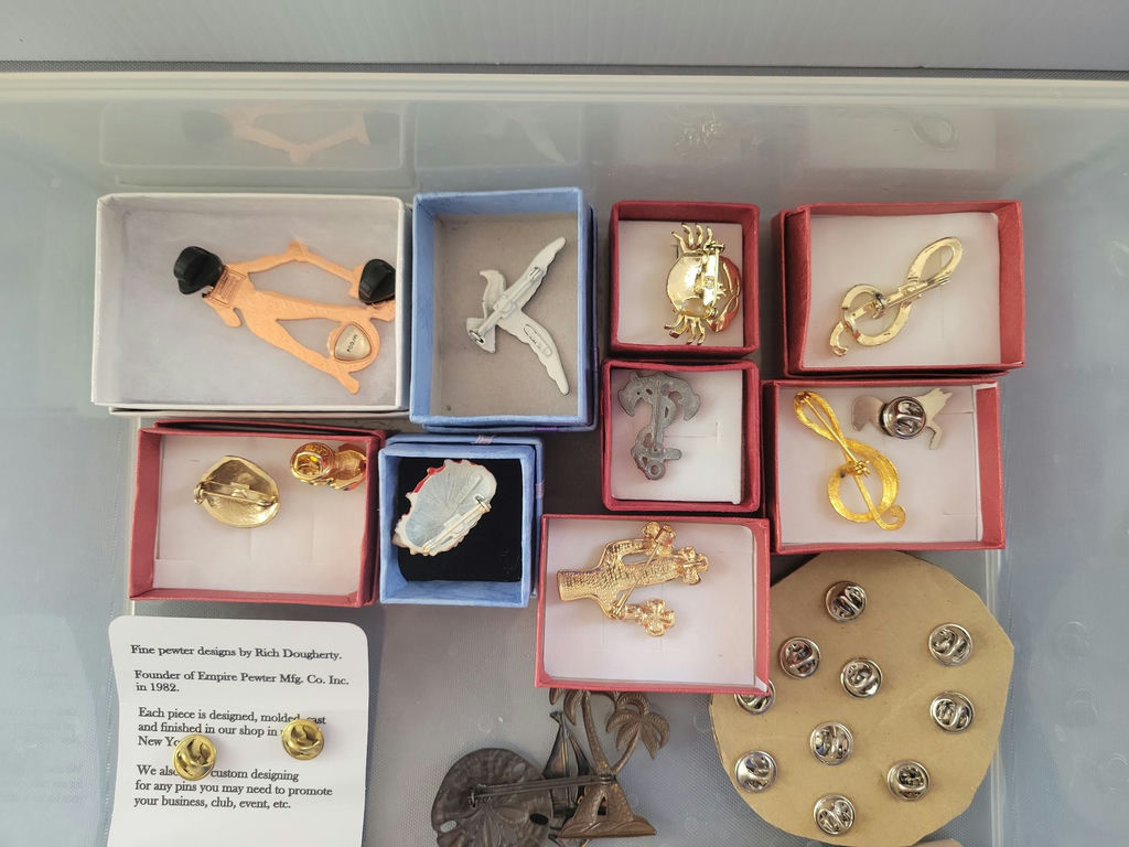 Assorted pins and brooches - image 18 of 21