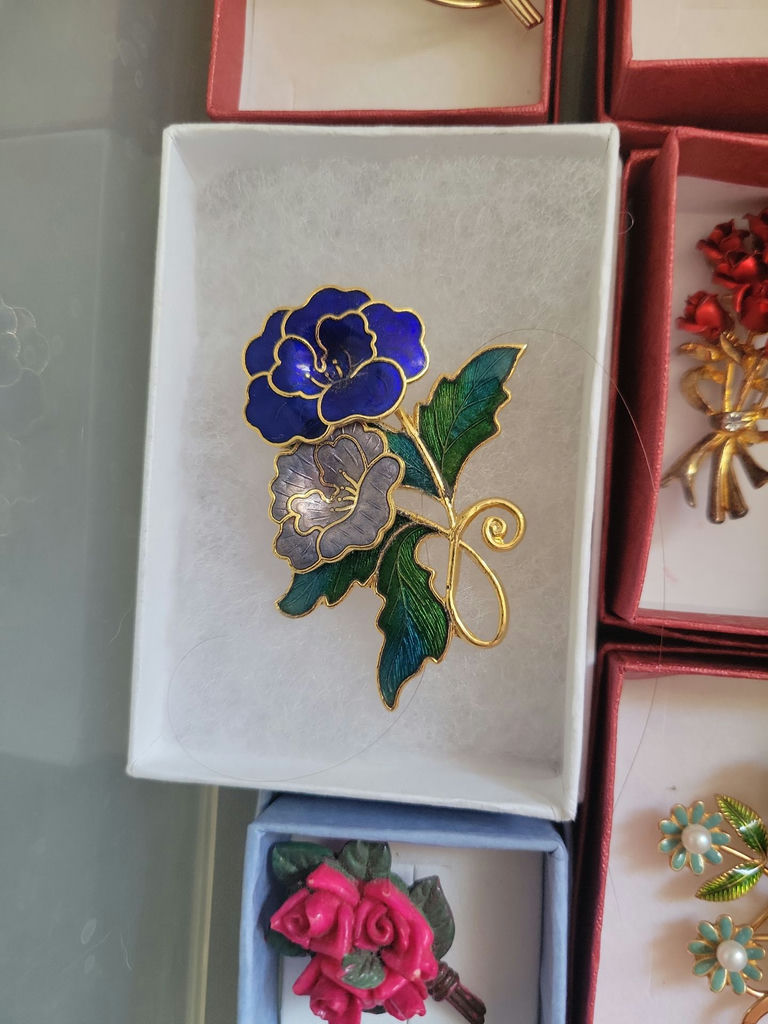 Assorted decorative brooch pins in display boxes - image 8 of 20