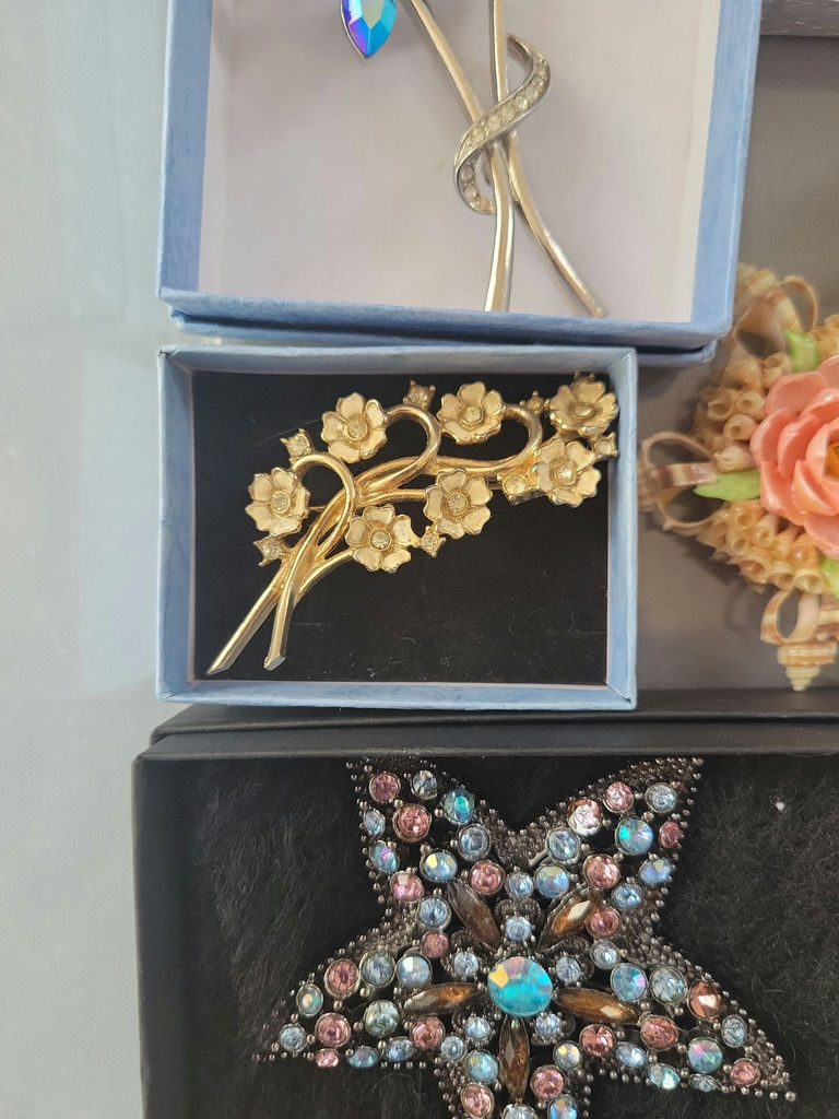 Assorted decorative jewelry brooches and pins - image 18 of 22